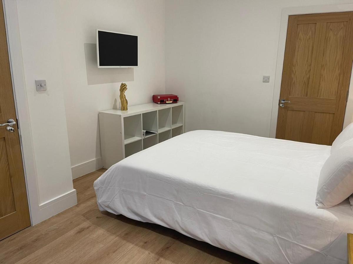 Bagshot Pennyhill Camberley Ascot Luxury 2 Beds 1 Bath Sleeps 4 Pets Ok Permit Parking Apartment Exterior photo