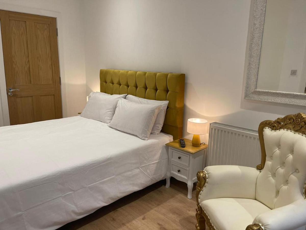 Bagshot Pennyhill Camberley Ascot Luxury 2 Beds 1 Bath Sleeps 4 Pets Ok Permit Parking Apartment Exterior photo