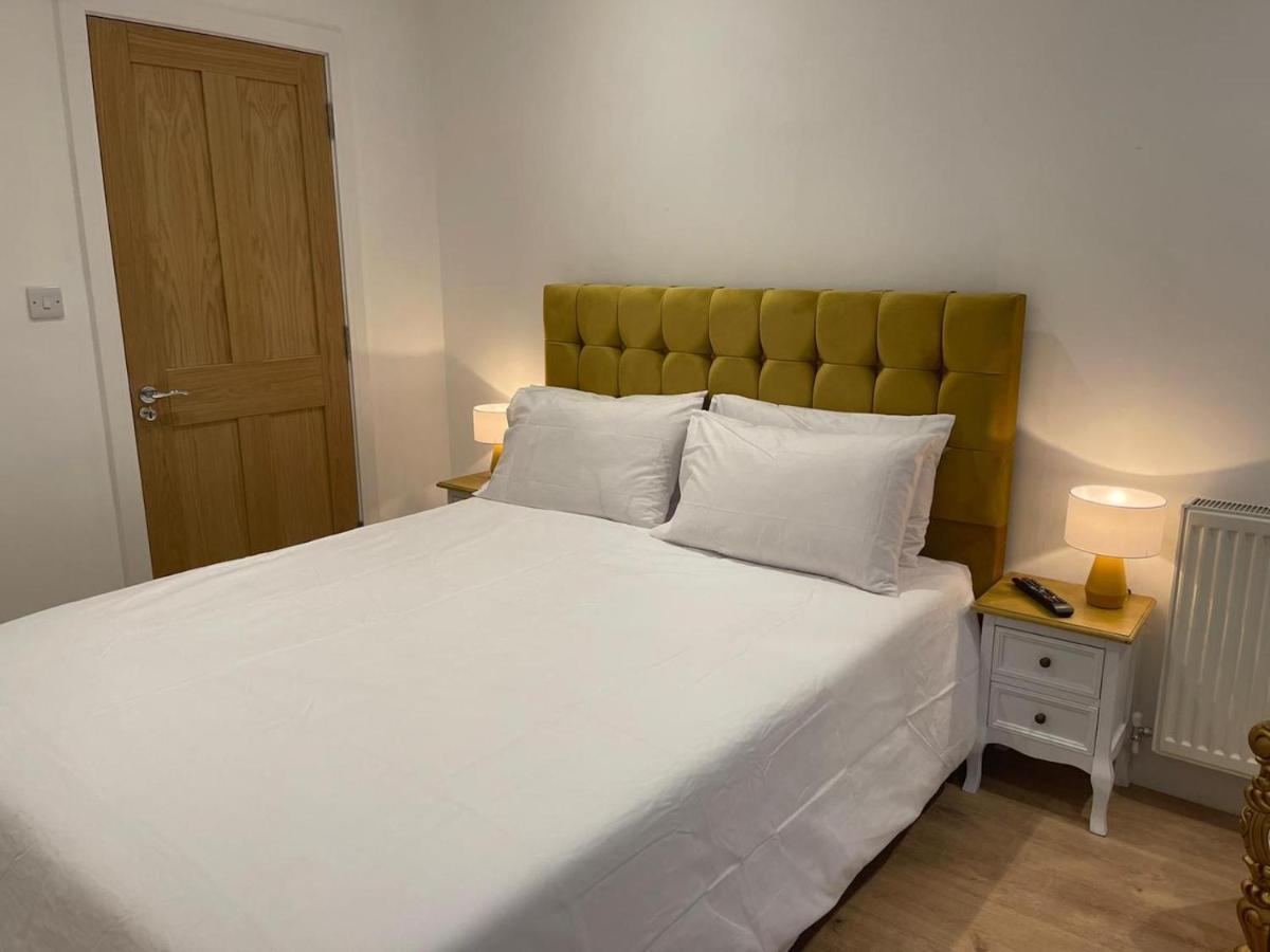 Bagshot Pennyhill Camberley Ascot Luxury 2 Beds 1 Bath Sleeps 4 Pets Ok Permit Parking Apartment Exterior photo